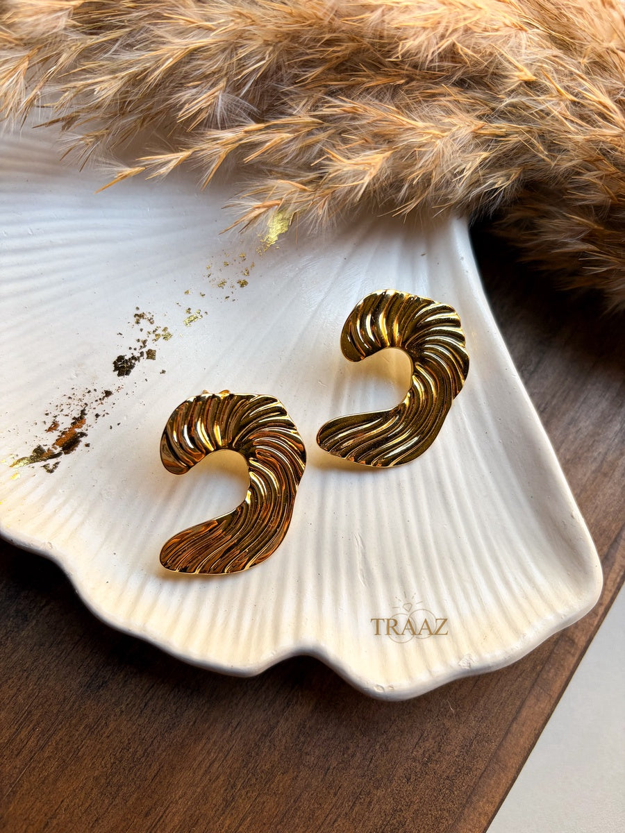 Ribbed C Gold Earring