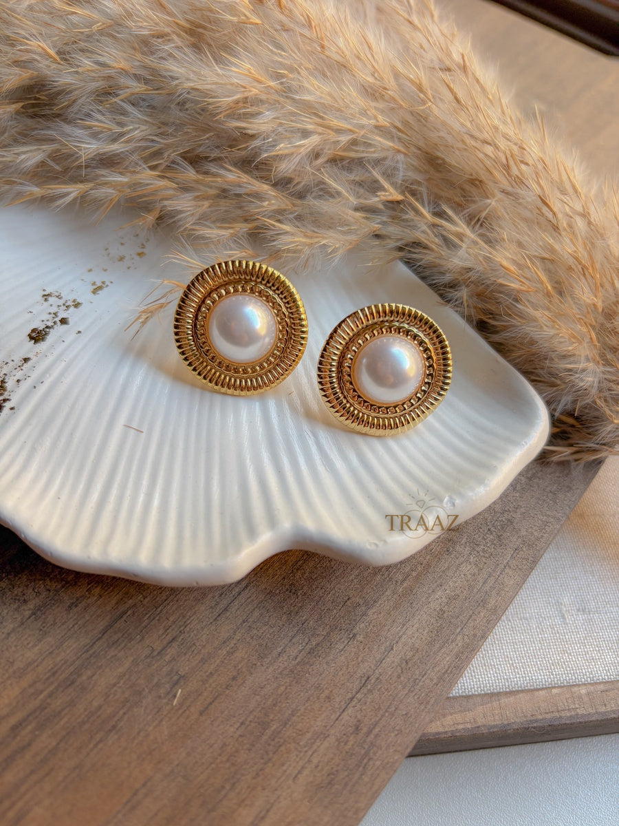 Classic Pearl Frame Gold Earring