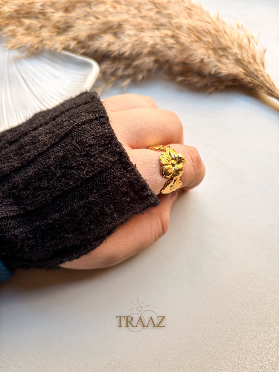 ⁦Gold Flowers Ring