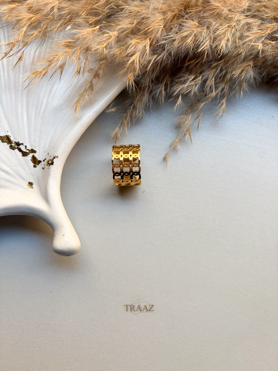 ⁦Basic Gold Ring