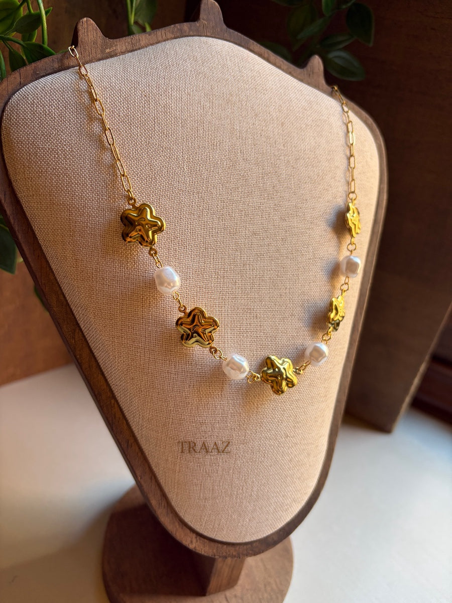 ✨ Golden Star Pearl Necklace