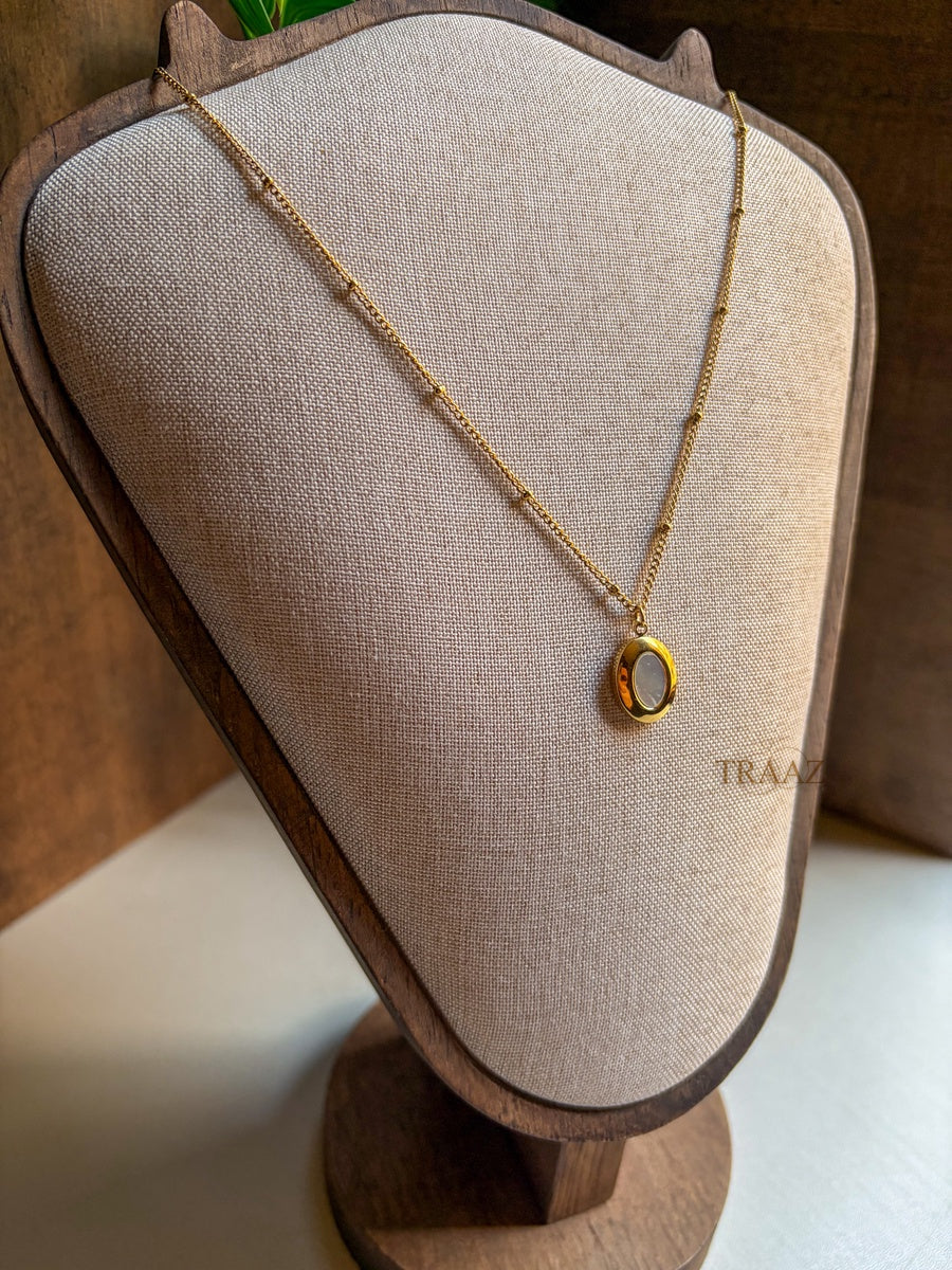 Luna Oval Necklace