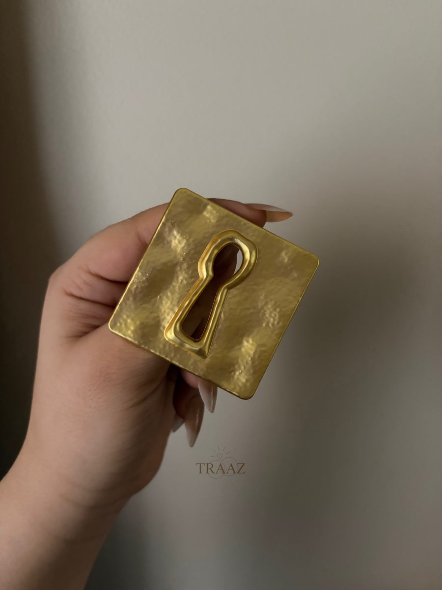    lock brooch