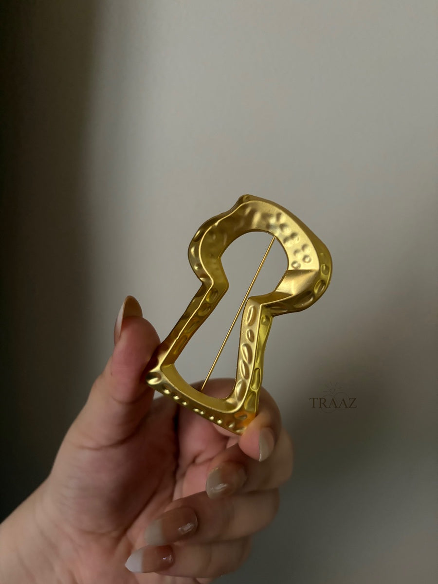   1 gold lock brooch