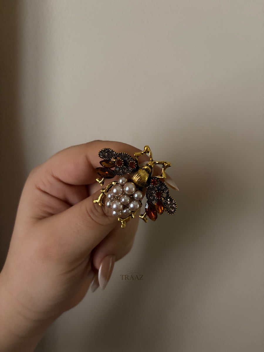 white bead & strass gold fly brooch