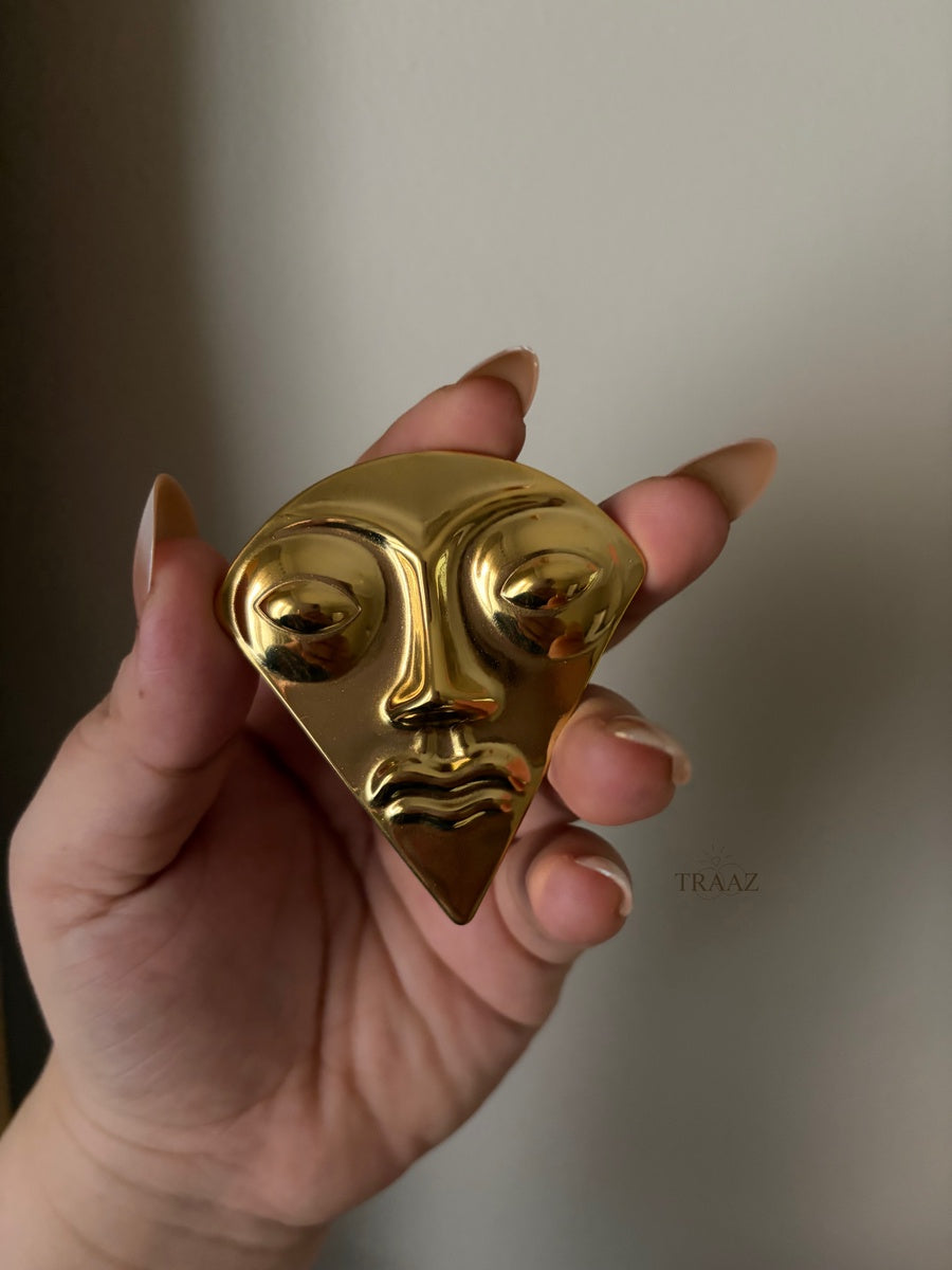 Face  brooch