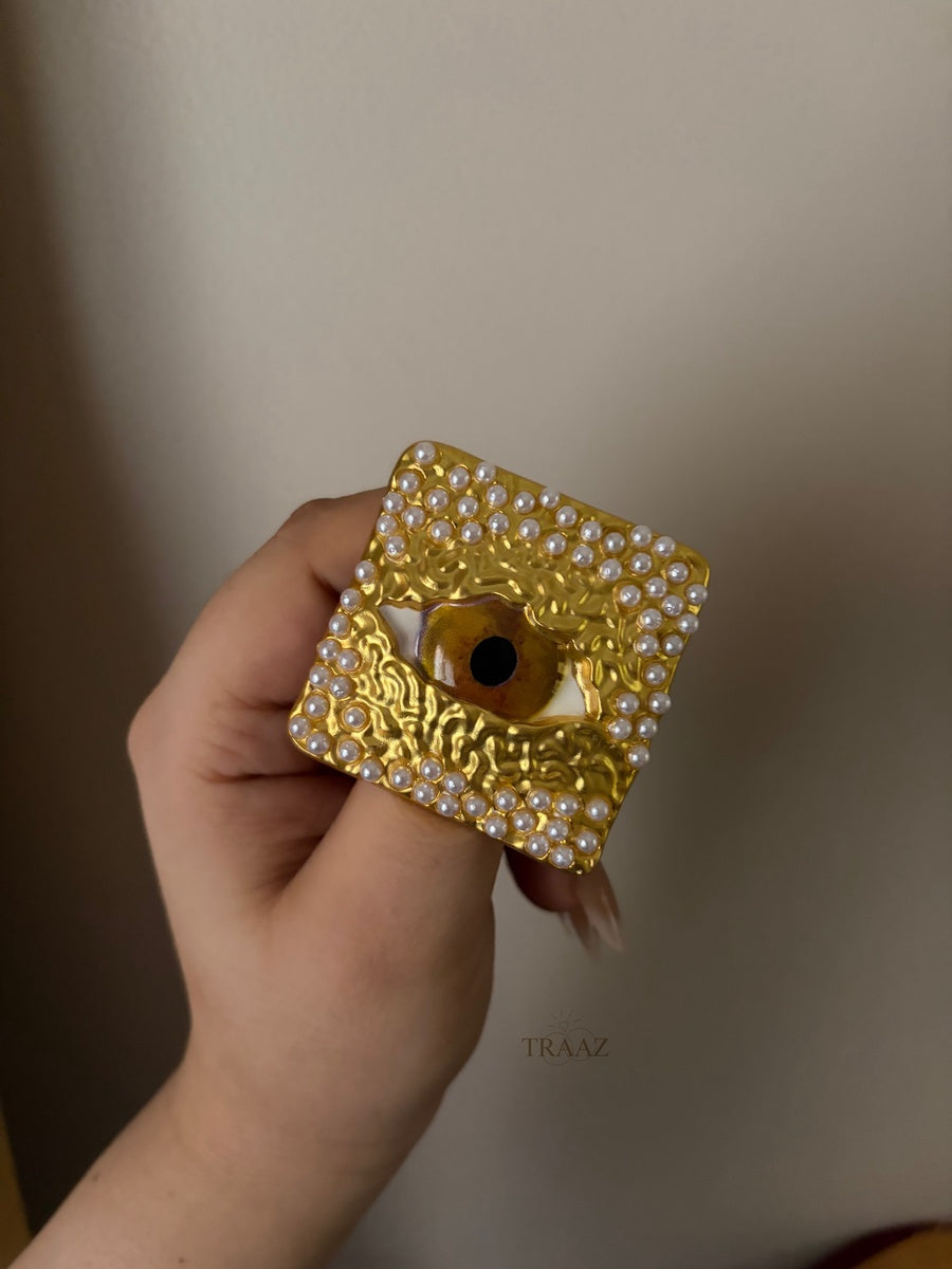 brown eye strass gold brooch
