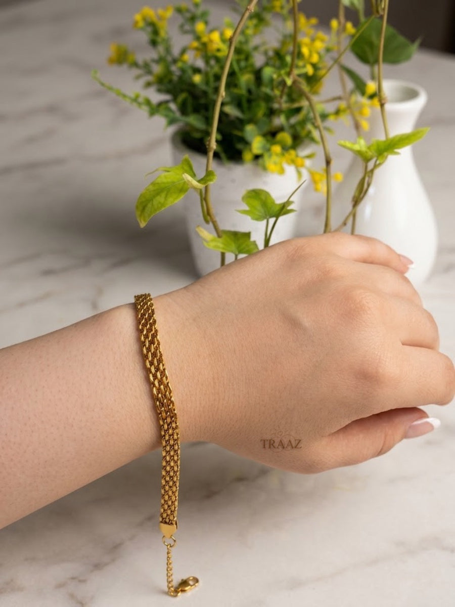 Gold fance bracelet